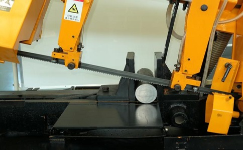 雨花数控带锯床自动送料精度会出现偏差吗？